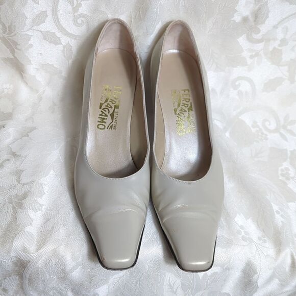 Salvatore Ferragamo Vintage Neutral Opal Tan Metal Heels - Picture 3 of 10